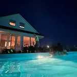 Vila With Heated Pool And Magnificent View *